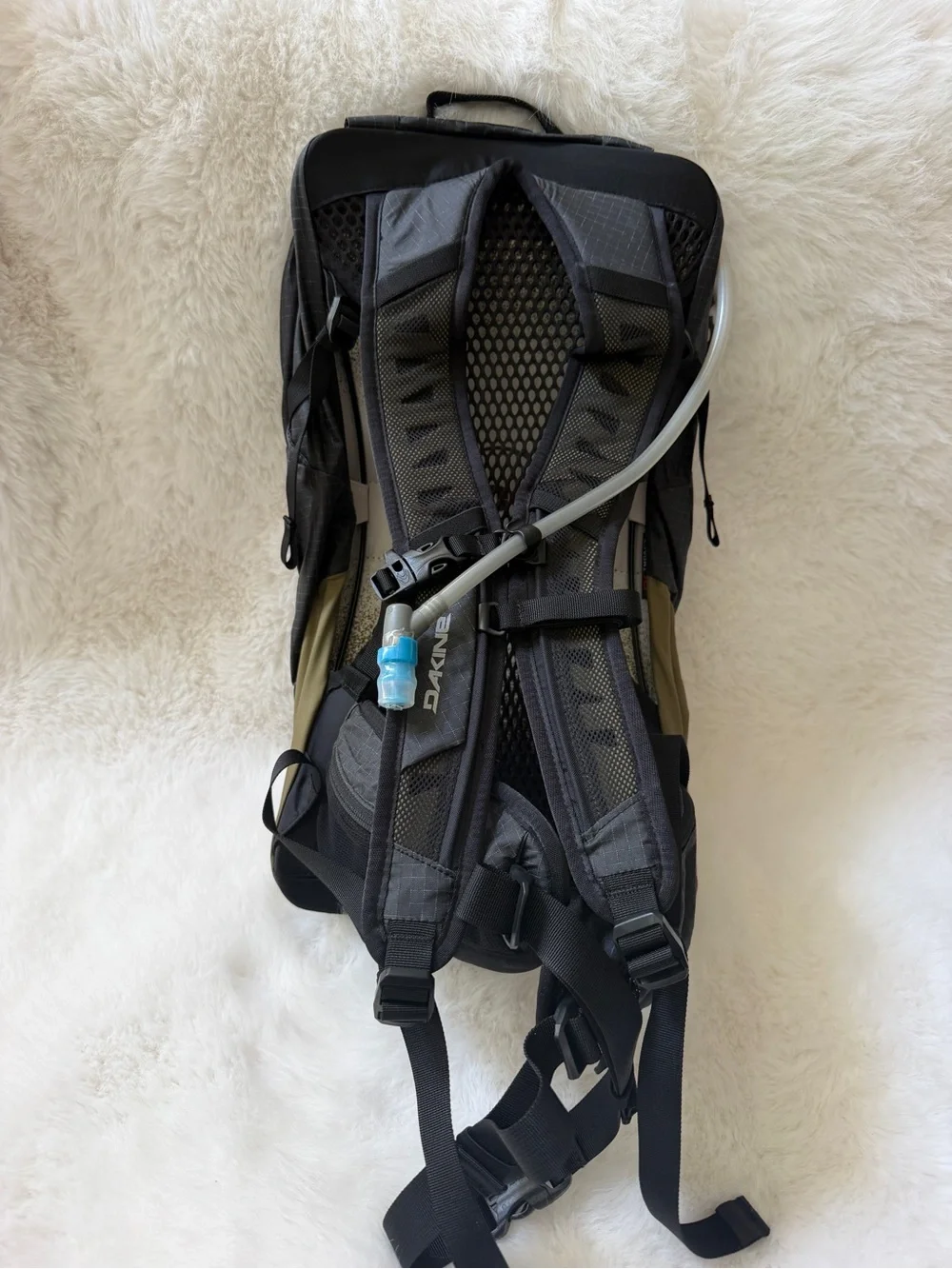 DAKINE Seeker 18L Hydration Pack NWT